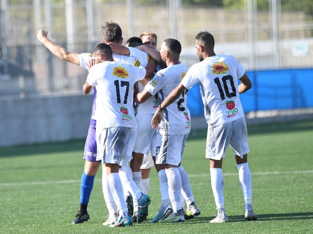 חוגגים ניצחון ראשון העונה (עדי דטליס)